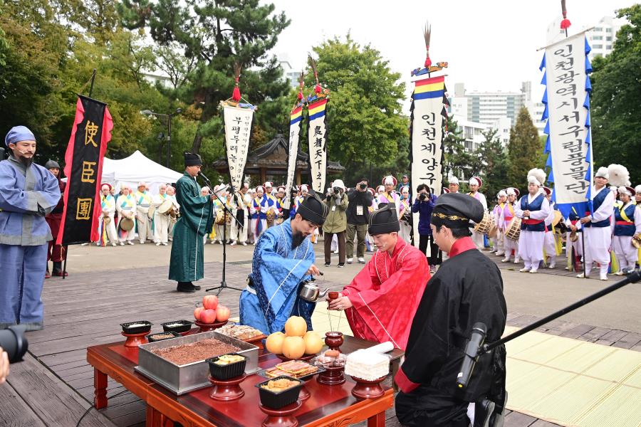 연수구를 대표하는 지역 축제인 제12회 연수능허대문화축제가 10월 4일부터 사흘간 능허대공원과 송도달빛축제공원에서 전통과 현대가 어우러진 특별한 축제로 화려하게 펼쳐진다